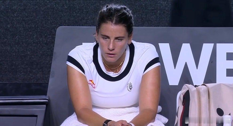 纳瓦罗怎么了？去年前两个月澳网八强、梅里达500冠军，排名一度第8。今年目前4胜