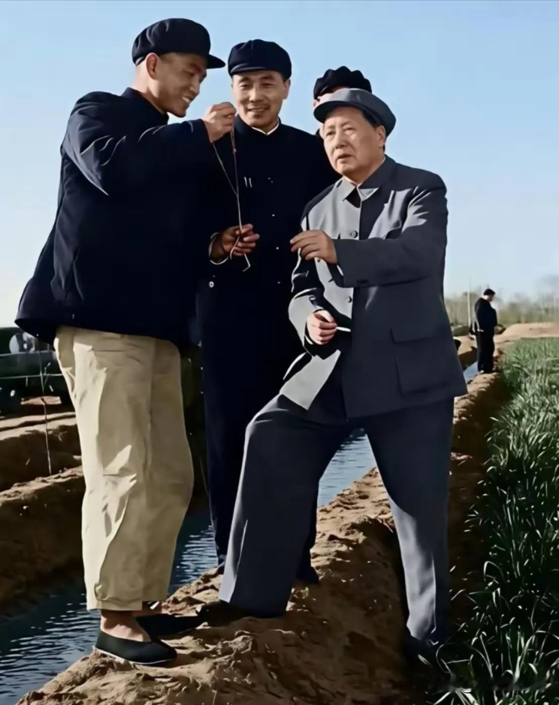 县委书记站在高台上，毛主席却一脚踩进泥沟里。这不是演员扮演的，是发生在1953年