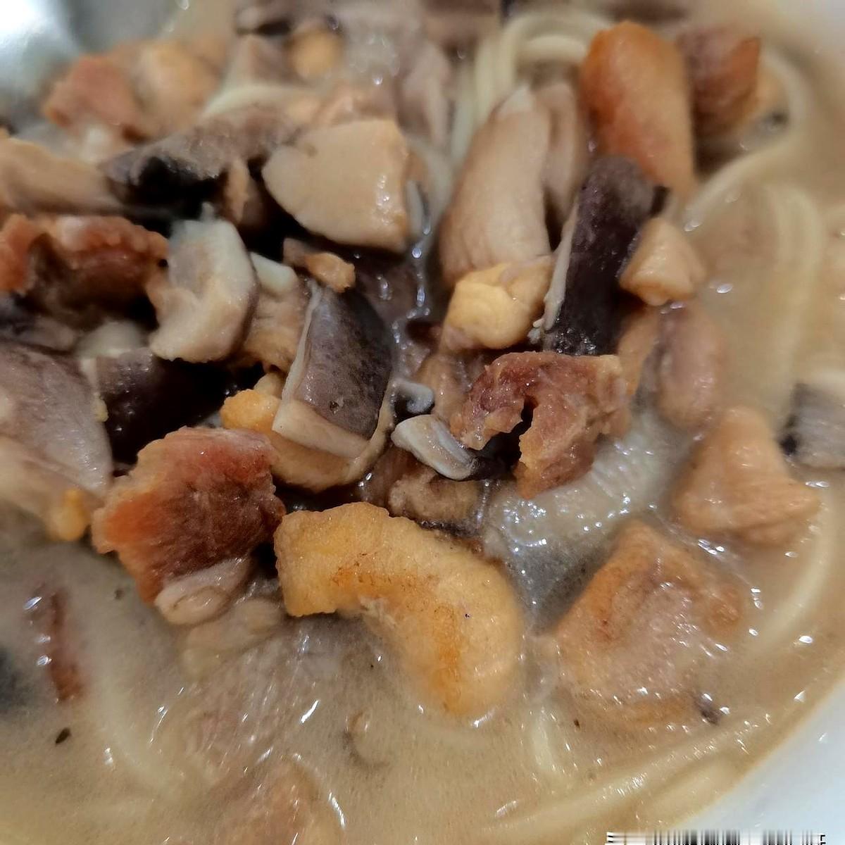 杭州一位妈妈在笔记里复盘晚餐小插曲，她先跟儿子说鸡肉蘑菇面是爸爸做的，孩子闻了闻