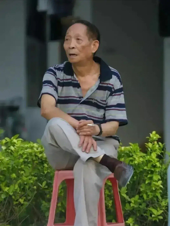 袁老为什么那么多人敬爱他，他这身着装就是典型的那个年代农民形象，回想我们读书那会