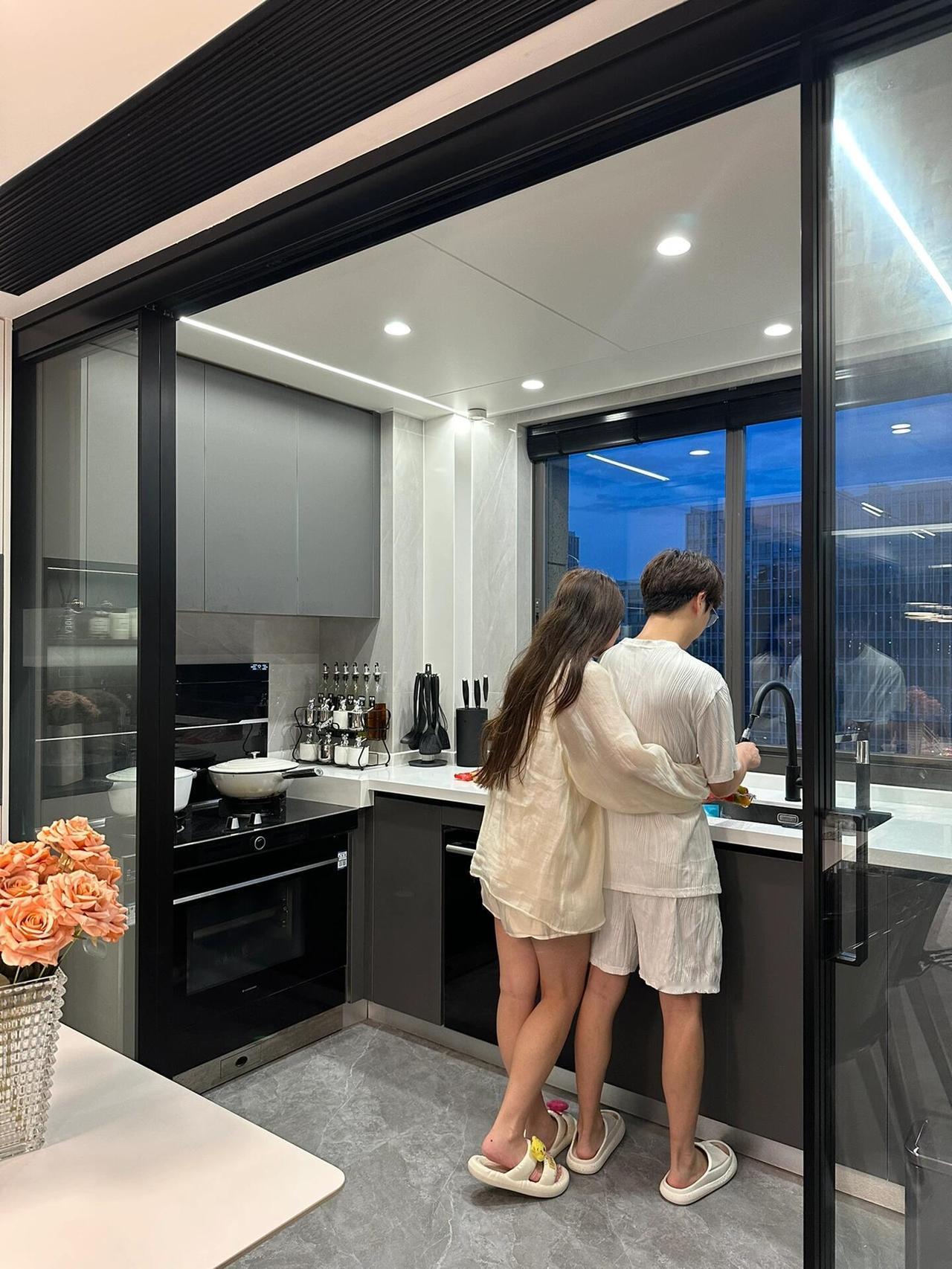 他们怎么能如此的幸福！浙江一对年轻夫妻晒出自己家照片，全屋采用现代轻奢风格装修，