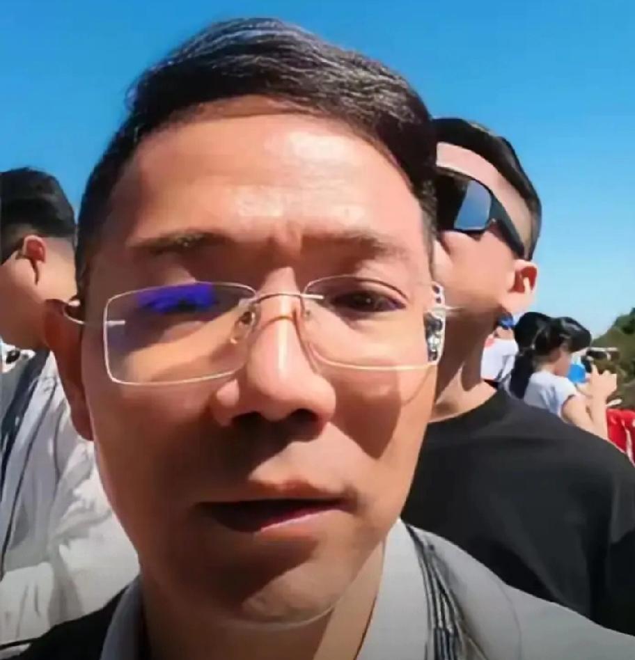 追求大象才是重于泰山，而不是寻求什么偶遇。大家都看到了，一帮人围在李老师的身边