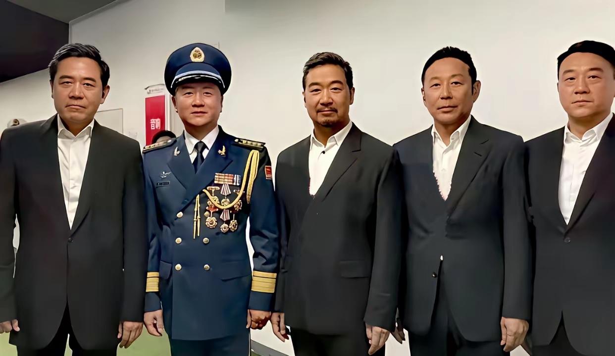 须发浓密的是张国立，两颧略高是陈道明，目光沉稳当属陈宝国。身着军装英气十足的，是