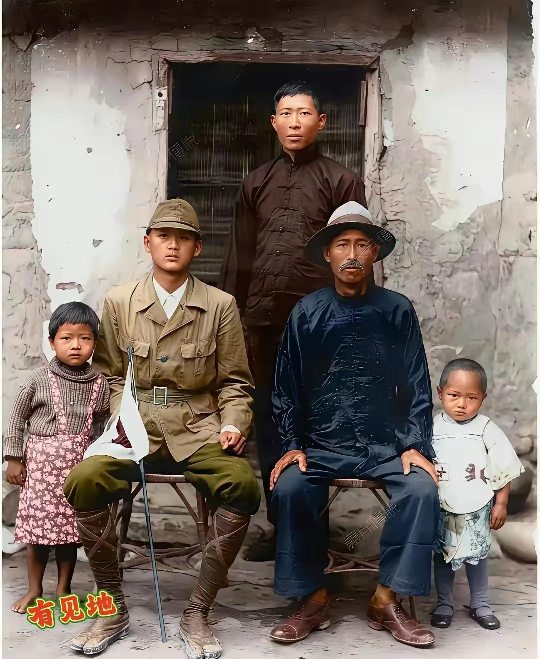 看到这张1943年台湾年轻人身着日军军装、手持旗帜与家人的合影，心里真不是滋味。