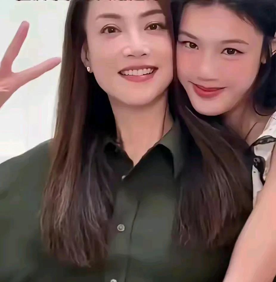 什么叫有苦说不出？看看英皇总裁霍汶希就知道了。不是她不体面，而是公司真的快要顶