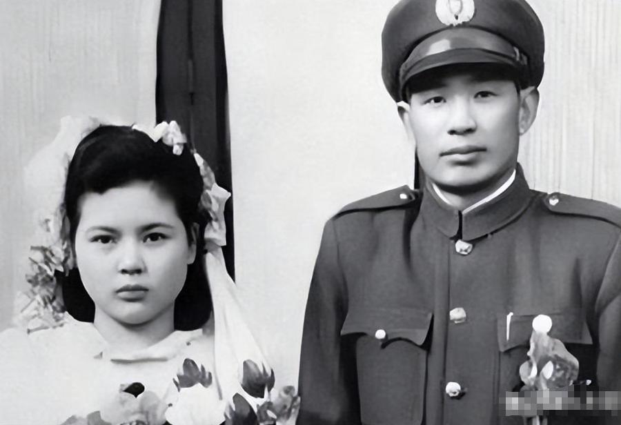 1978年，重庆江津白沙镇一个农妇正在给猪喂食，几辆小轿车忽然找上门来，来人告诉