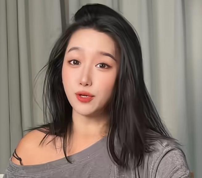 抖音网红李蠕蠕上热搜了，因为恋情传闻。 但比恋情更惊人的，是她被意外曝光的商