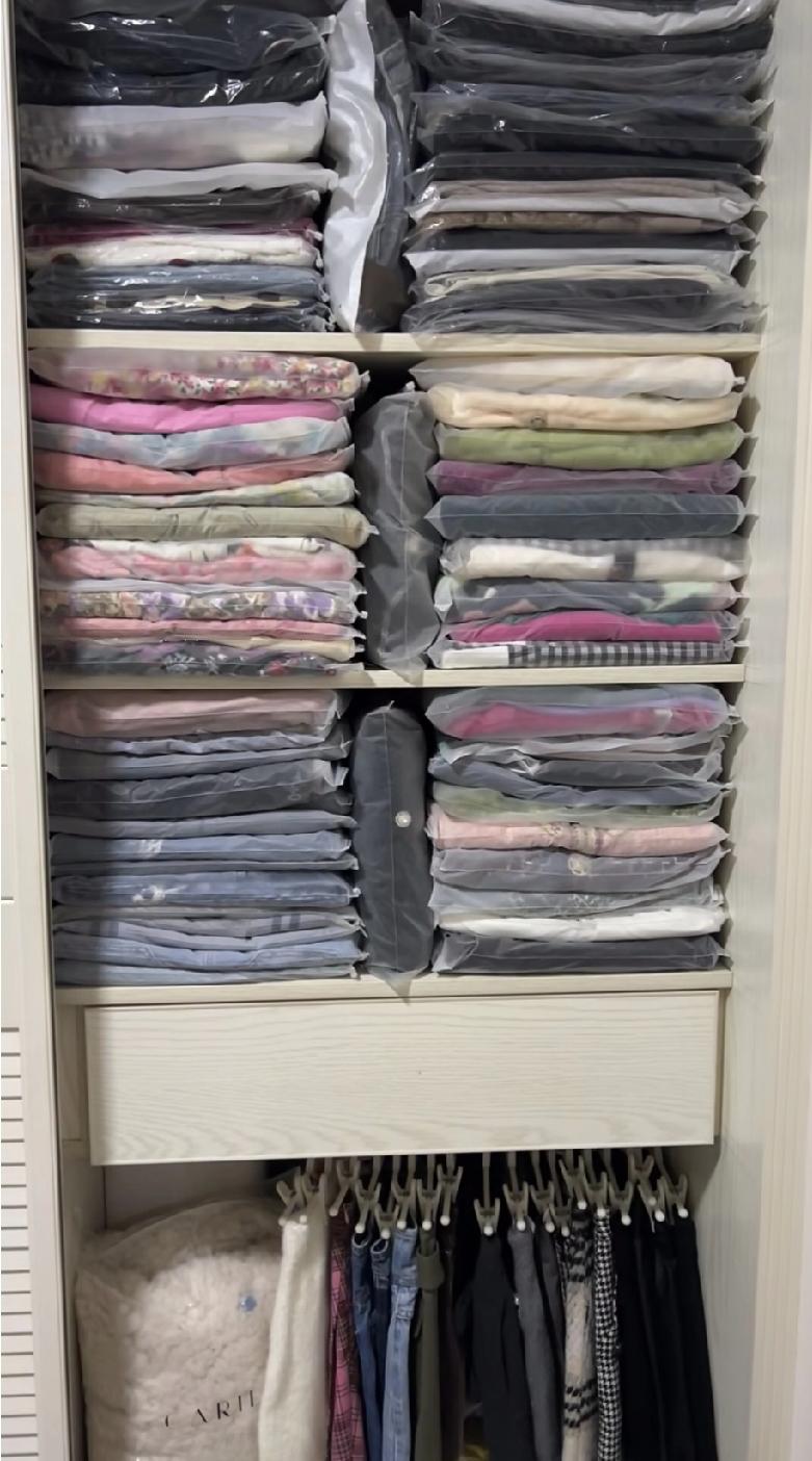 辛苦努力了大半年，一直忍着购物的冲动。有次去超市买菜，路过一家店门口，没忍住进去