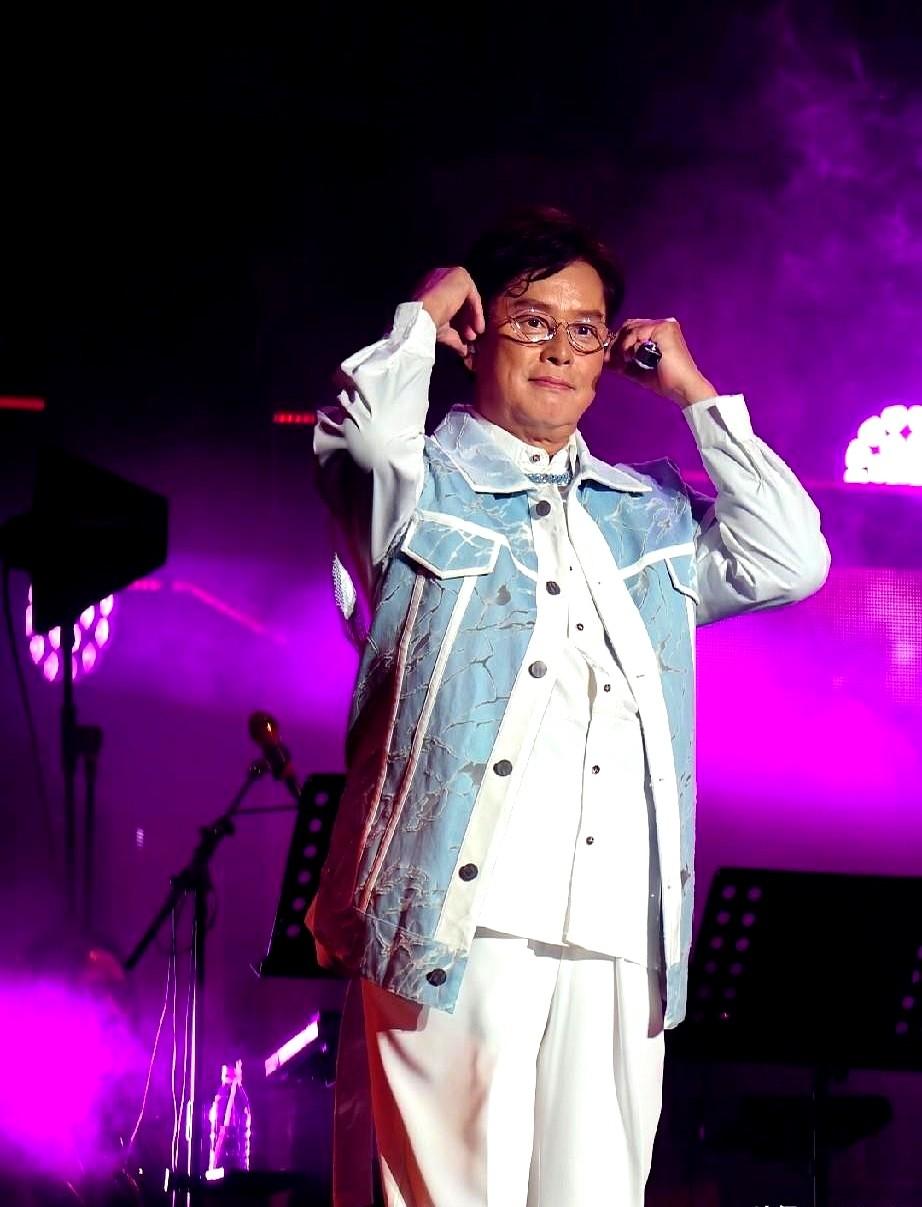 75岁的谭咏麟，这状态简直比我还猛。去年（2025年）他和李克勤合体开“左麟