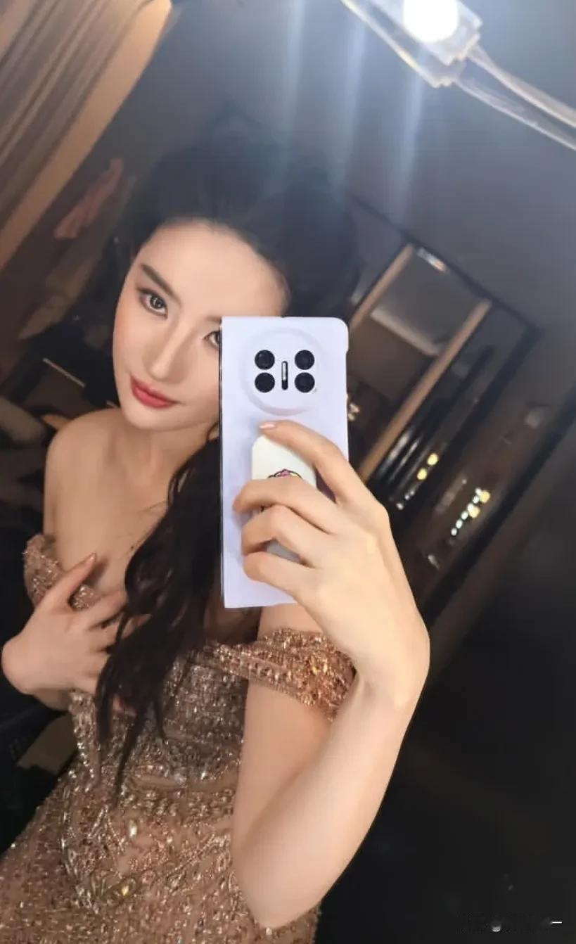 越南网友这下真炸锅了[捂脸哭]刘亦菲宝格丽晚宴晒合照又惹事了，三人合照，只留主编，