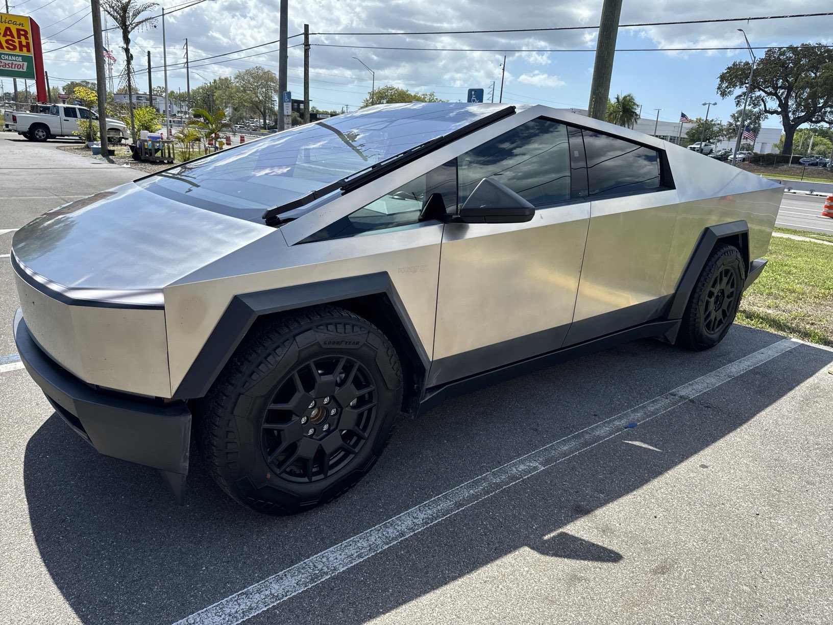 2月21日，马斯克对他关于59990元Cybertruck仅限10天的声明给出了