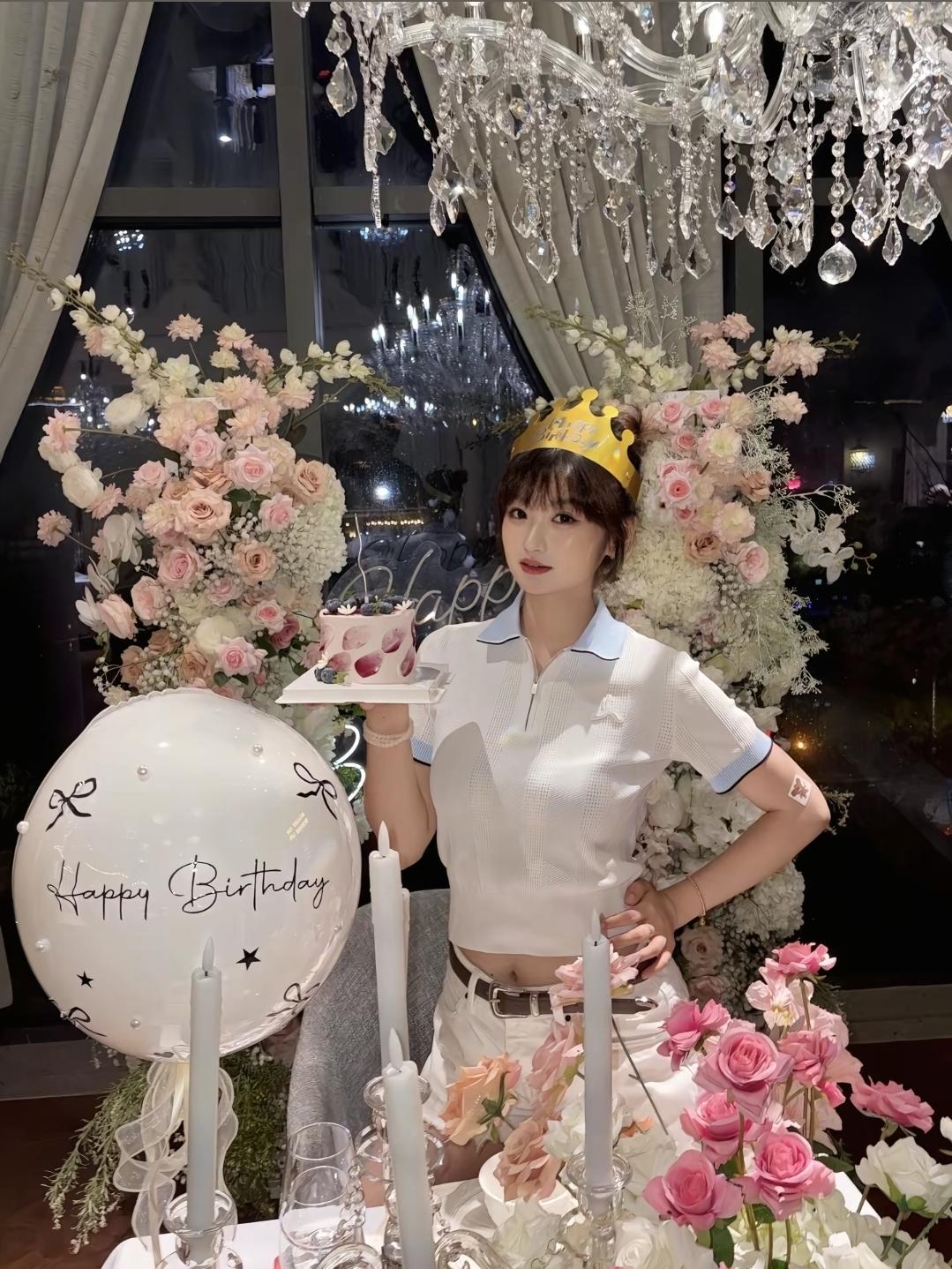 杨瀚森才20岁，就把这么漂亮的女朋友带到波特兰天天陪着，表现不好肯定是有原因的。