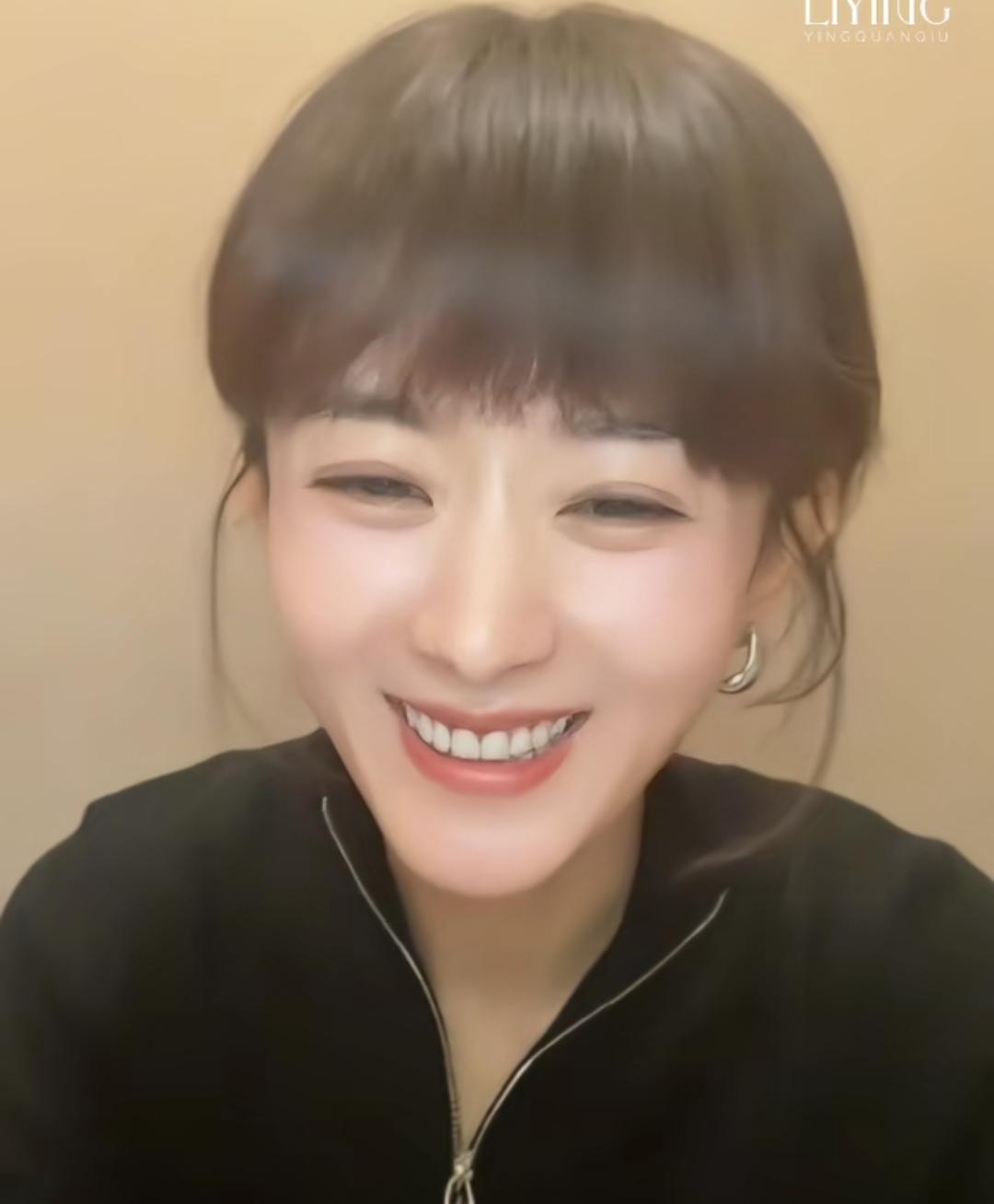 别再吹赵丽颖的演技了，她成功的核心机密，藏在她那张“标准脸”里。那张脸不攻击你