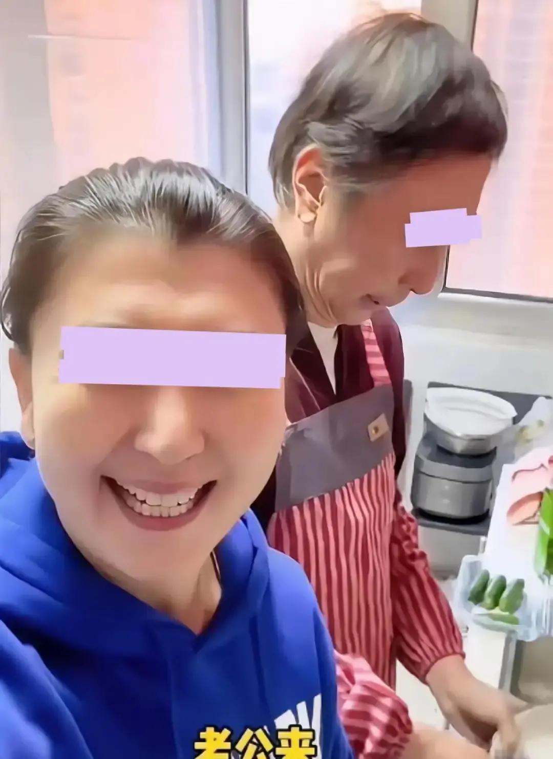 豪宅里哭穷，点赞470万一条视频里，明星端着泡面，身后堆满爱马仕盒子。弹幕