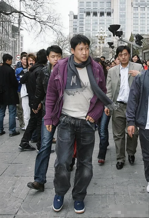 哇，刷到一张男演员照片，他身高183cm，穿着紫外套配灰围巾，休闲牛仔裤，模样十