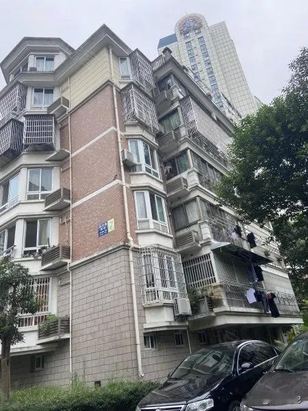 为啥房价越跌，大家越不敢下手？核心就一个：压根没降到位！当初几万块的地皮、几十