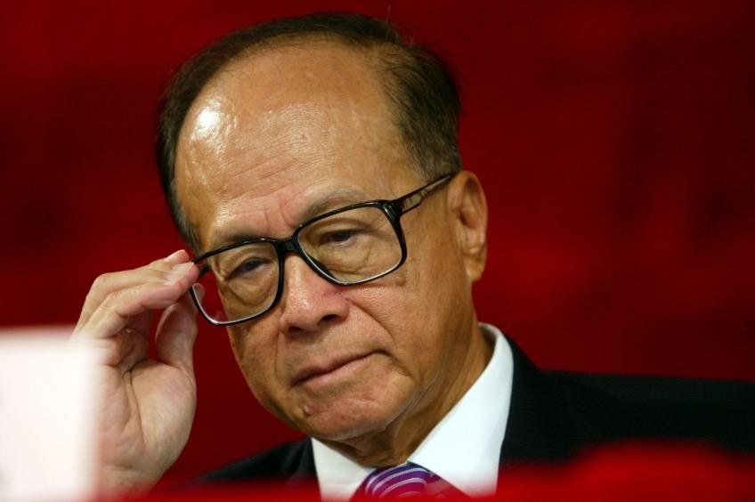 李嘉诚和巴菲特都是投资界传奇，投资策略有同也有异。相同点很明显，他们都有敏锐的
