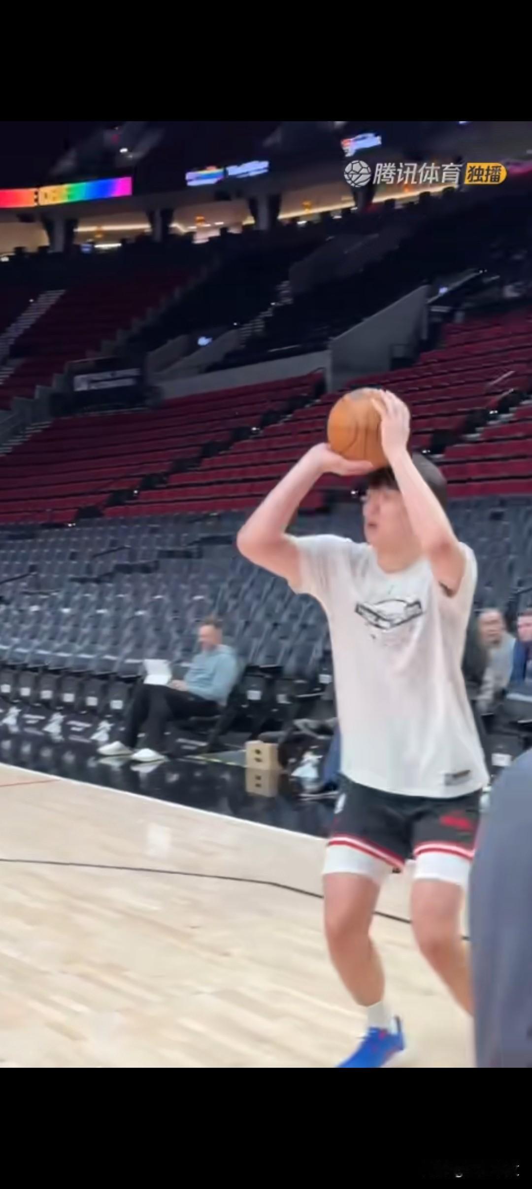 杨翰森赛前热身三分5中3！上演3连中！手感不错，静候登场！杨瀚森首节没有登场机