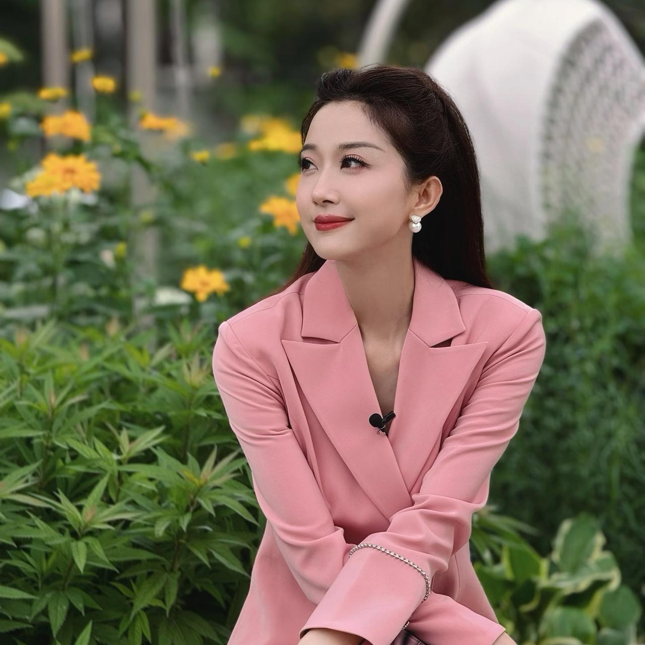刘心悦：粉色西装照落落大方，美丽大方央视主持人刘心悦越来越好看了，穿上粉色西