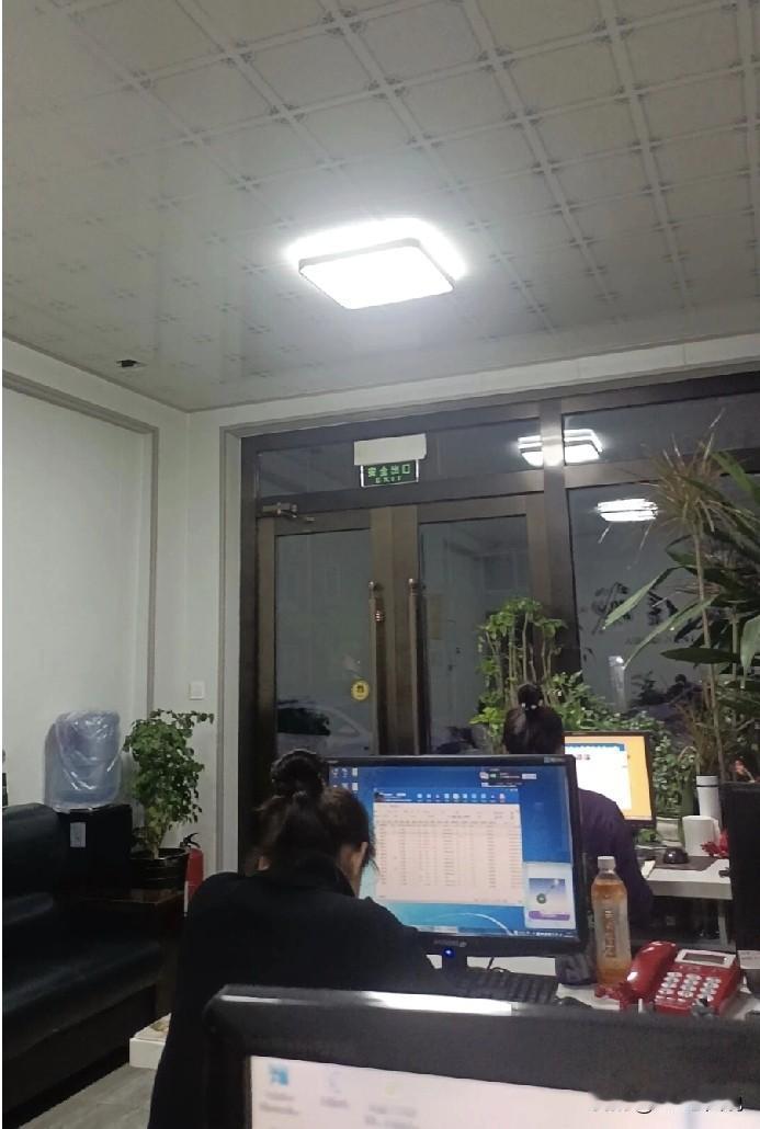 最近活比较多，车间人忙不过来，于是找劳务中介，送过来6个外包。结果一个夜班下来，