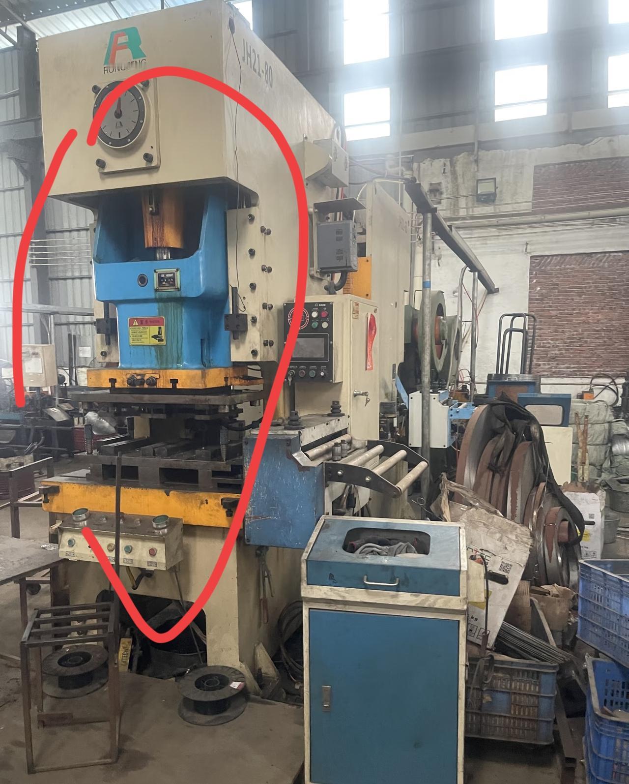 我厂里电工除了负责搞冲床电路外，机械也是必须要会的，比方说这台冲床维修，拆下来的