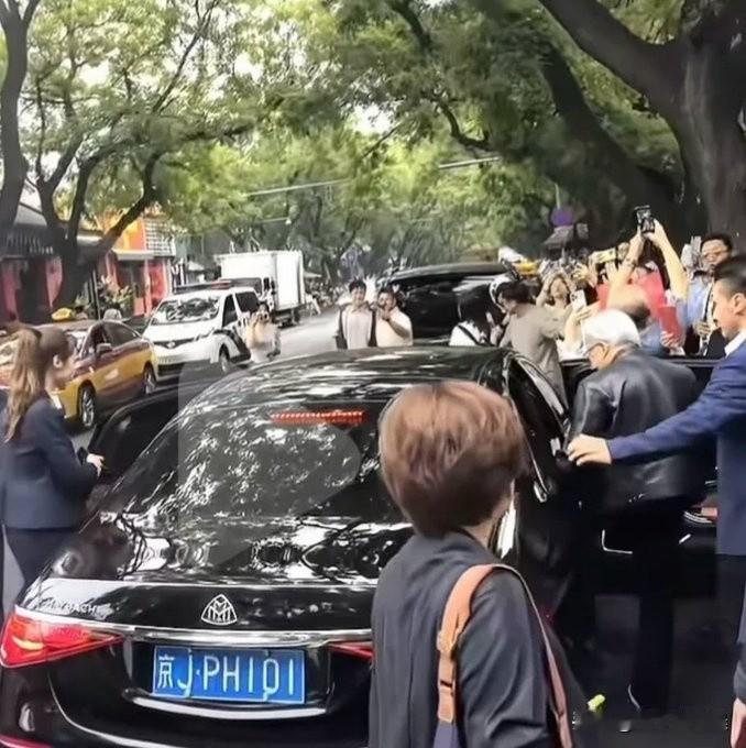 黄仁勋在中国坐的迈巴赫居然是网约车？