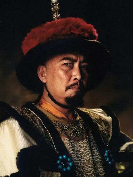 1635年，皇太极下令将姐姐莽古济凌迟处死。行刑时，她被当众剥光衣服，绑在柱子上