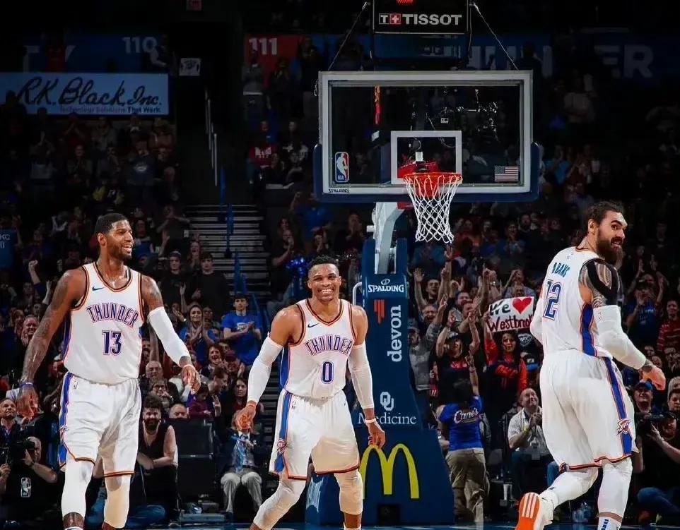 库里半场轰下33分，球队却输了。你看的是英雄史诗，我看到的是一台生锈机器最后的