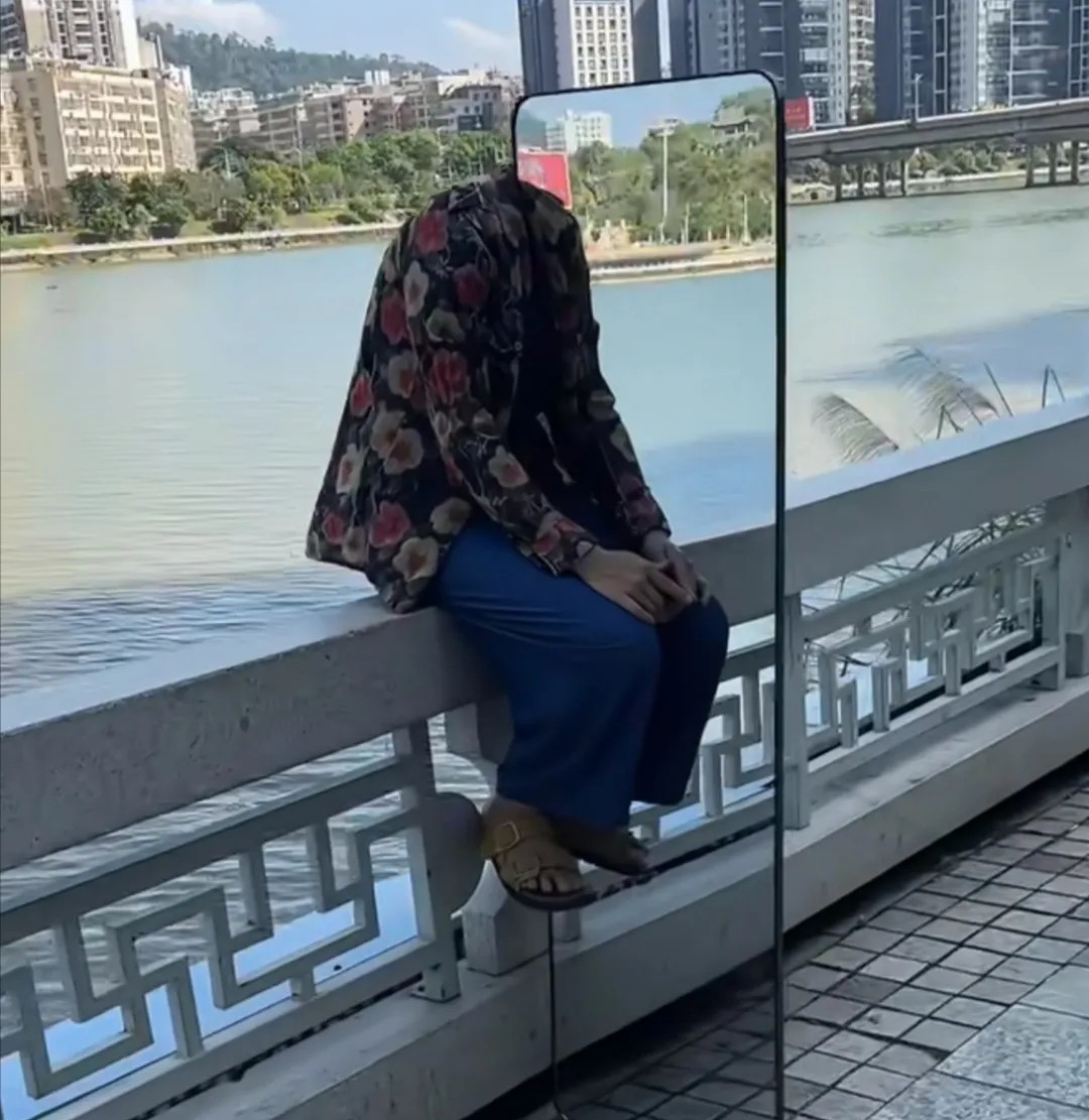 小姐姐，你不要这样！好吓人的！