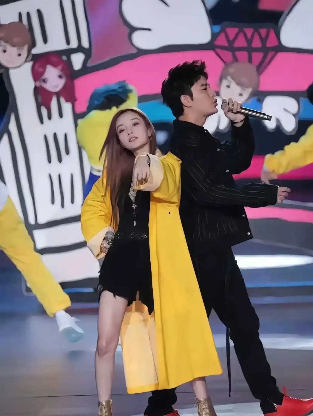 这是贾乃亮、李小璐离婚前，最后一次的同台，都已经是同床异梦的两个人，是怎么做到这