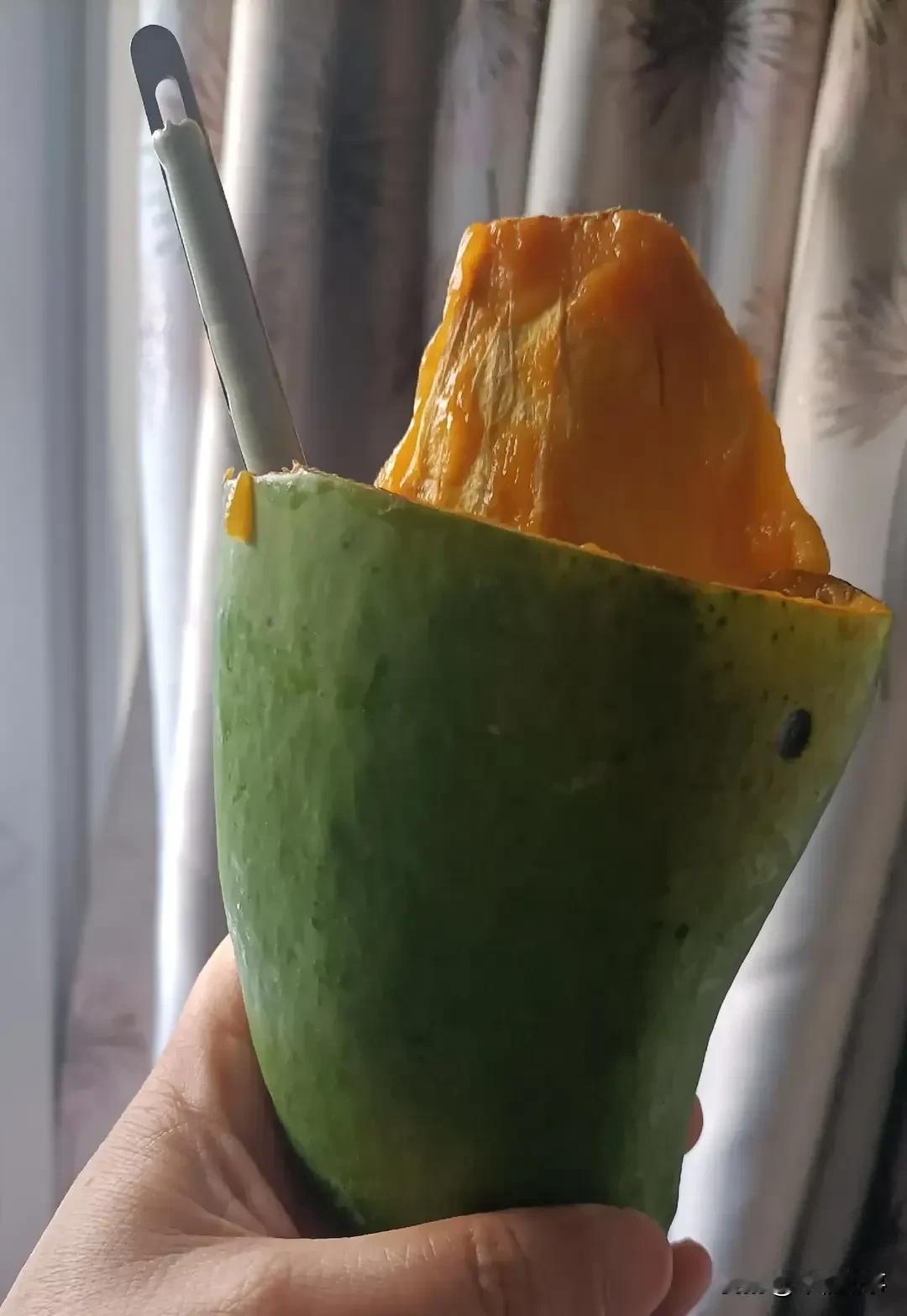 今天把网购的最后一个大芒果吃完，吃的我感觉有点腻味了。前段时间网购了一箱云南青芒
