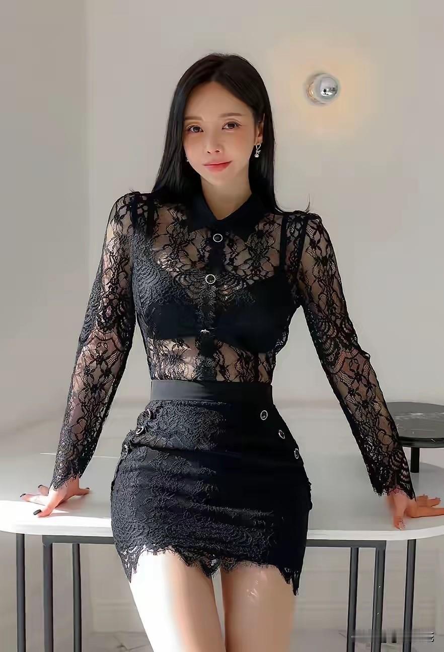 都市时尚风，黑白拼接连衣裙，尽显优雅气质！孙允珠的美图，你们喜欢哪种的孙允珠为