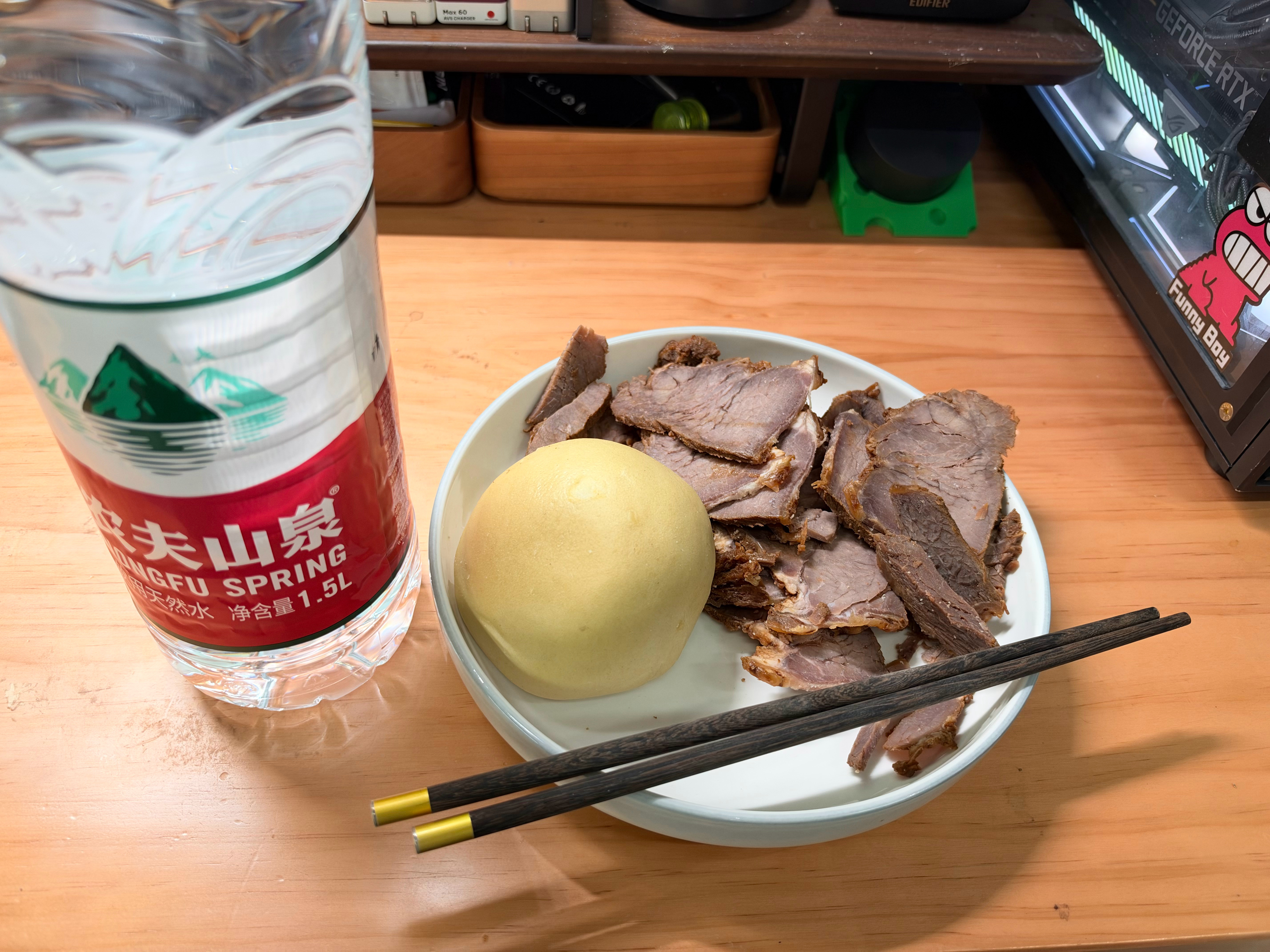 吃了吗，今天的午餐是粗粮馒头+300g酱牛肉当然了必须要配一瓶1.5L的水