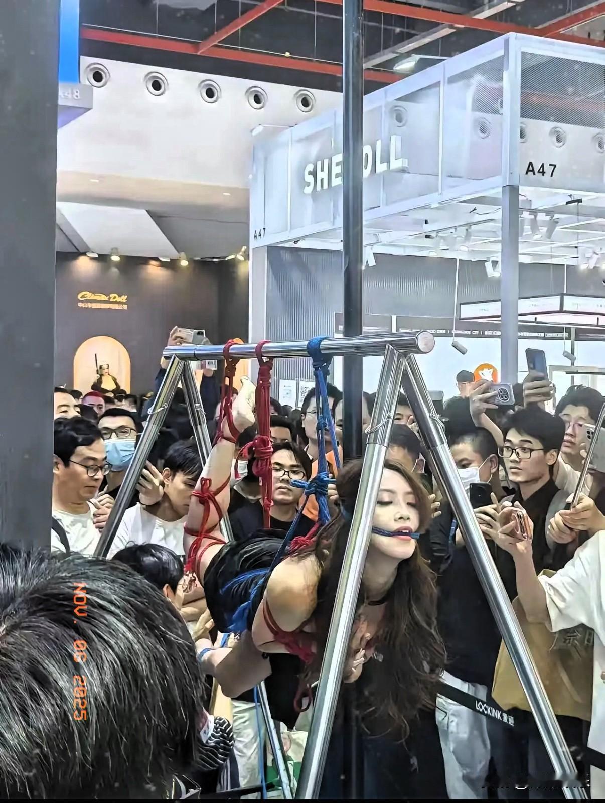 第一眼看到那个画面，心里真挺不是滋味的：一个女生被五花大绑吊在钢管下，到底是啥让