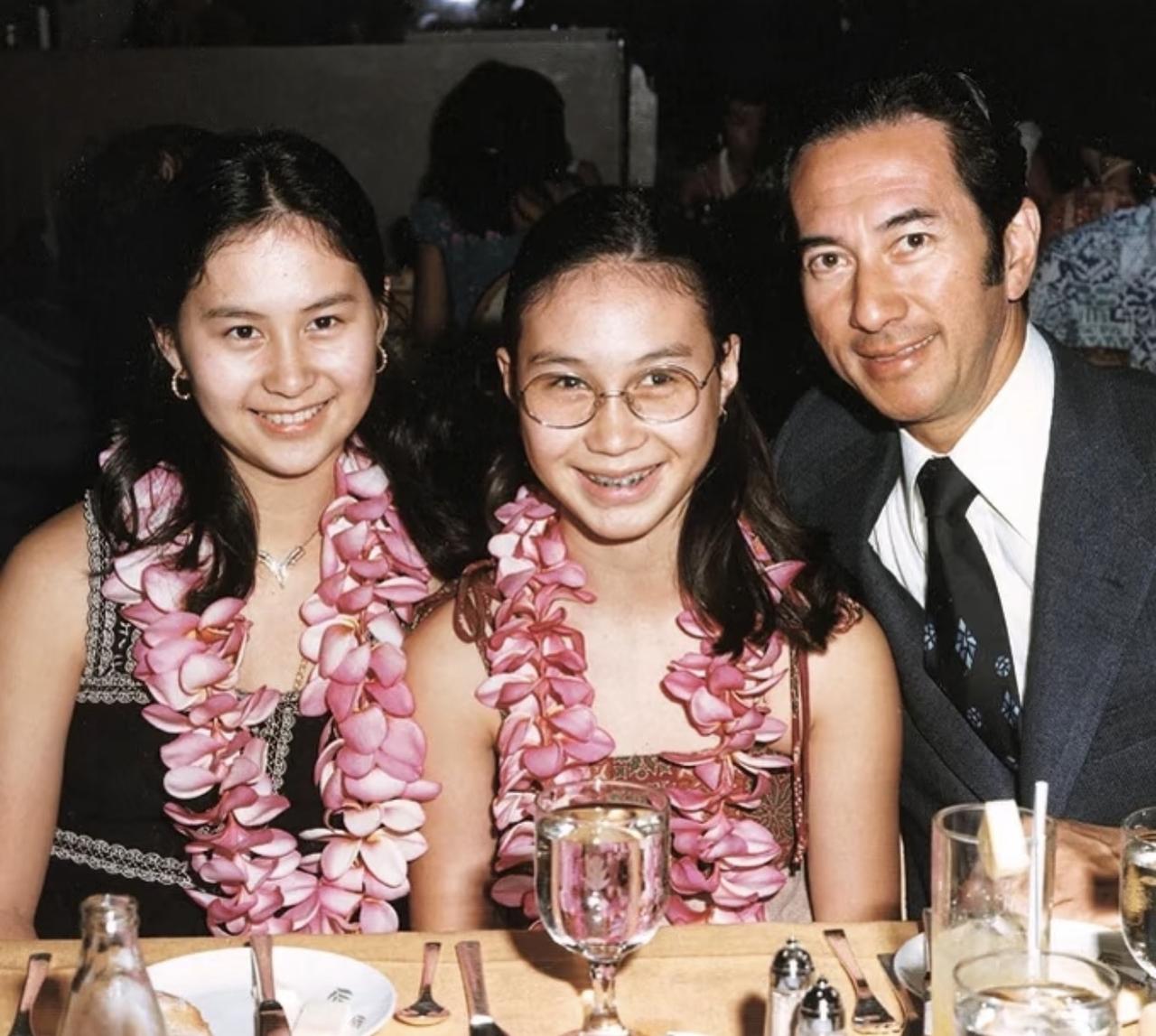 不少人觉得豪门传家向来优先传儿子，看了赌王何鸿燊这张老照片才懂，他早早就把合适的