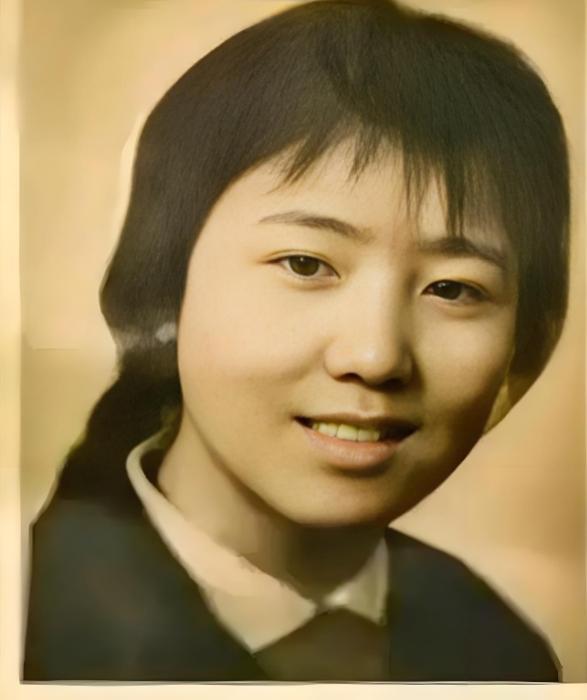 1972年，泥瓦匠张复生娶了城里的女知青，晚上睡觉他发现妻子的腰变粗了。他以为妻