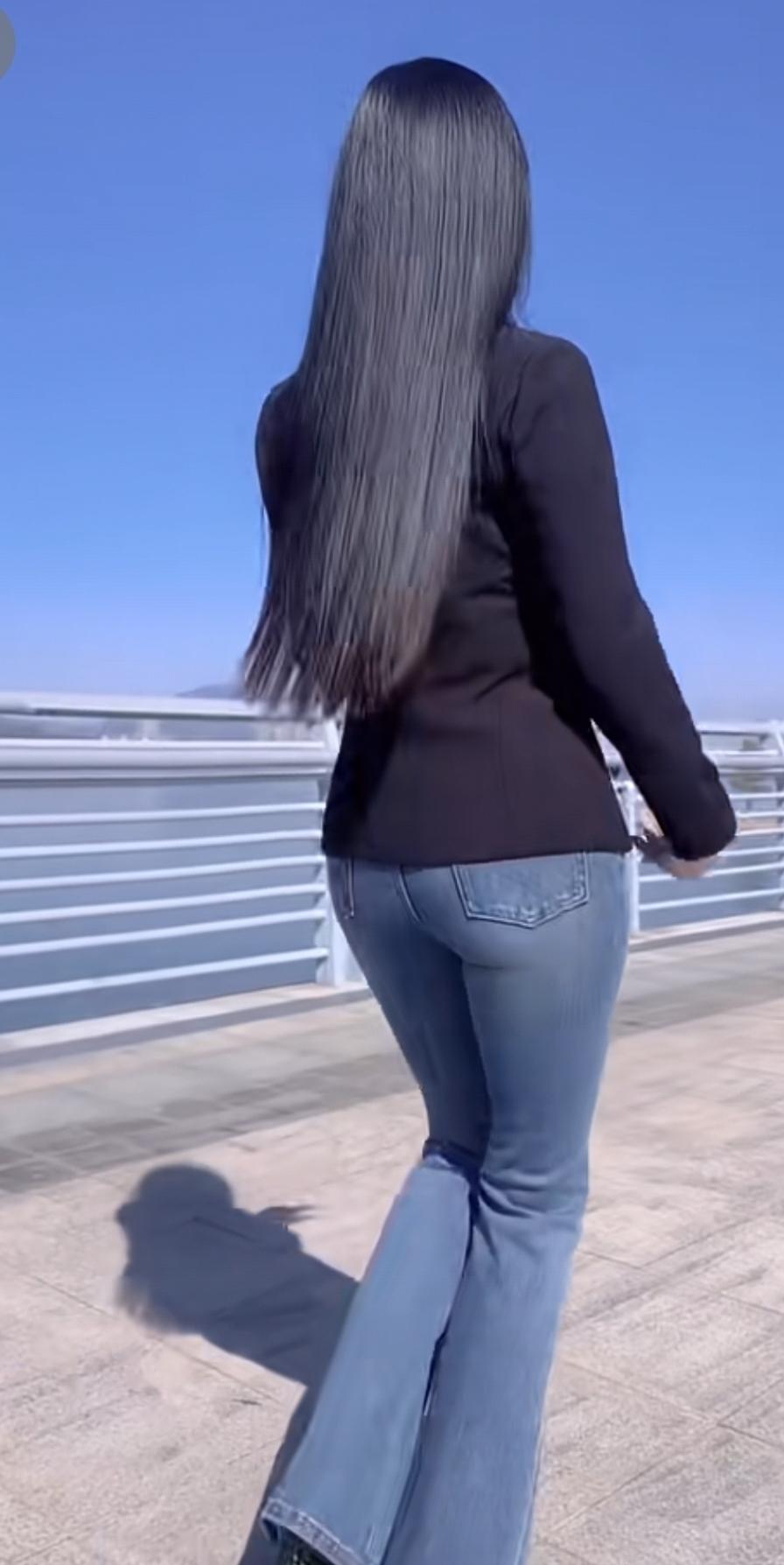 都市风穿搭，黑色上衣+牛仔裤，时尚又舒适！👗👖👠晨练遇到的，本人觉得很不错