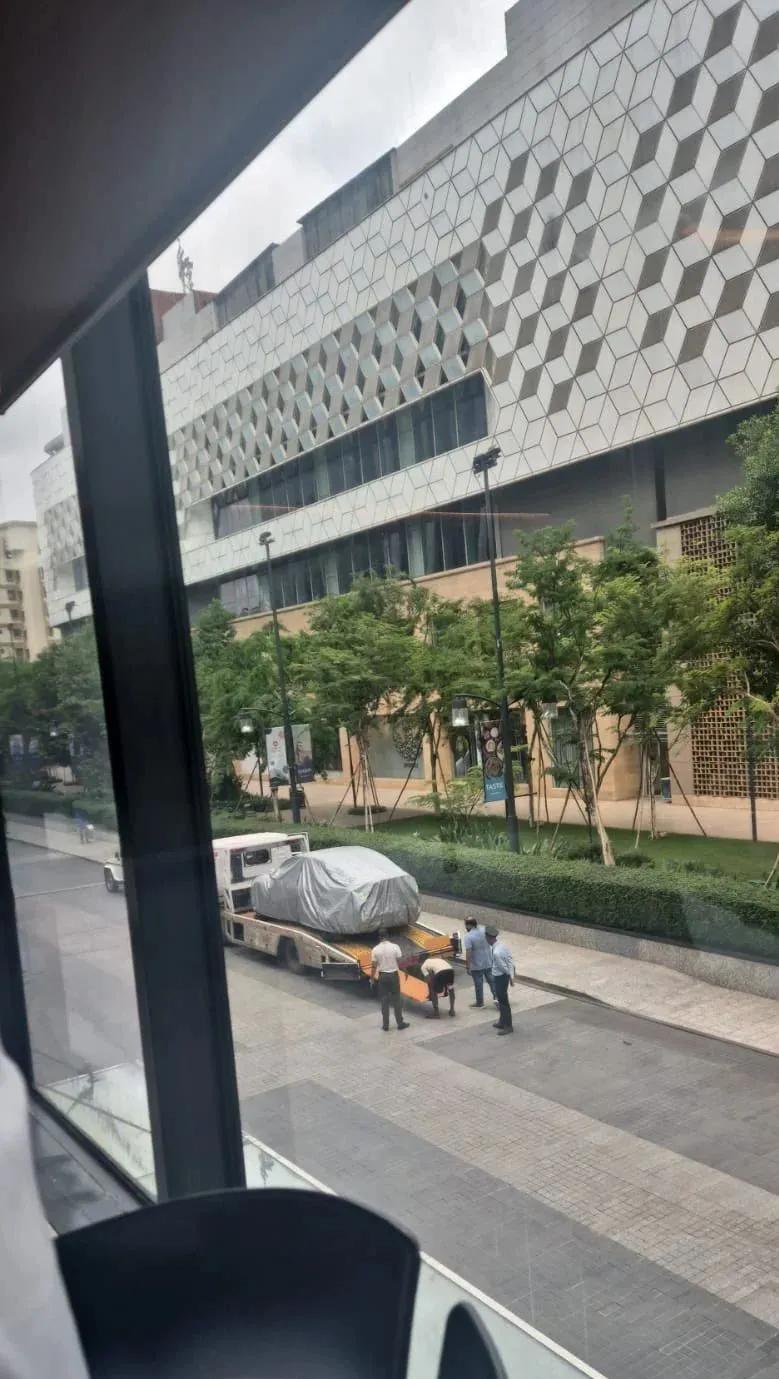 马斯克终究还是把印度这块咖喱味的蛋糕吃下来了。特斯拉在印度的第一家专卖店，近日