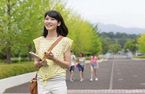 女孩小腿上长了红斑, 去医院检查时把医生吓住了