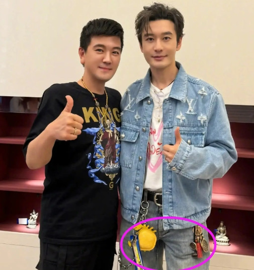 扬子和黄晓明合影，美颜功能开到最大，人都变形了，硬生生把两个中年男人美颜成高中生