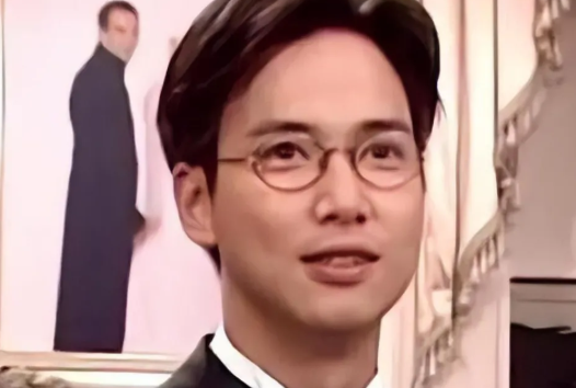据港媒报道TVB对手电视台viutv举办新剧宣传活动曝光的现场照中，淡出娱乐圈