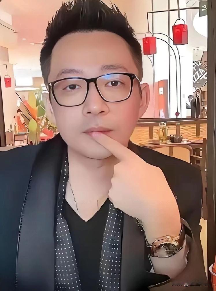 他这一生就听媳妇儿的，谁成为他的媳妇儿他就听谁的，他家娃比马斯克家的娃还要金贵，