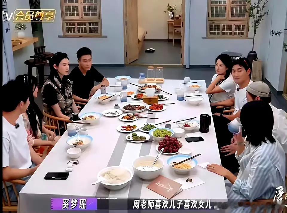 奚梦瑶问周一围喜欢儿子还是女儿，周一围脱口而出“女儿”。​朱丹赶紧凑过去提醒：