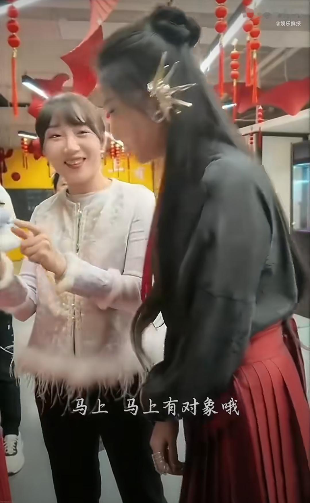 事业脑实锤了关晓彤这波婉拒也太真实了！被玩偶寓意“马上有对象”戳中后，秒变后退