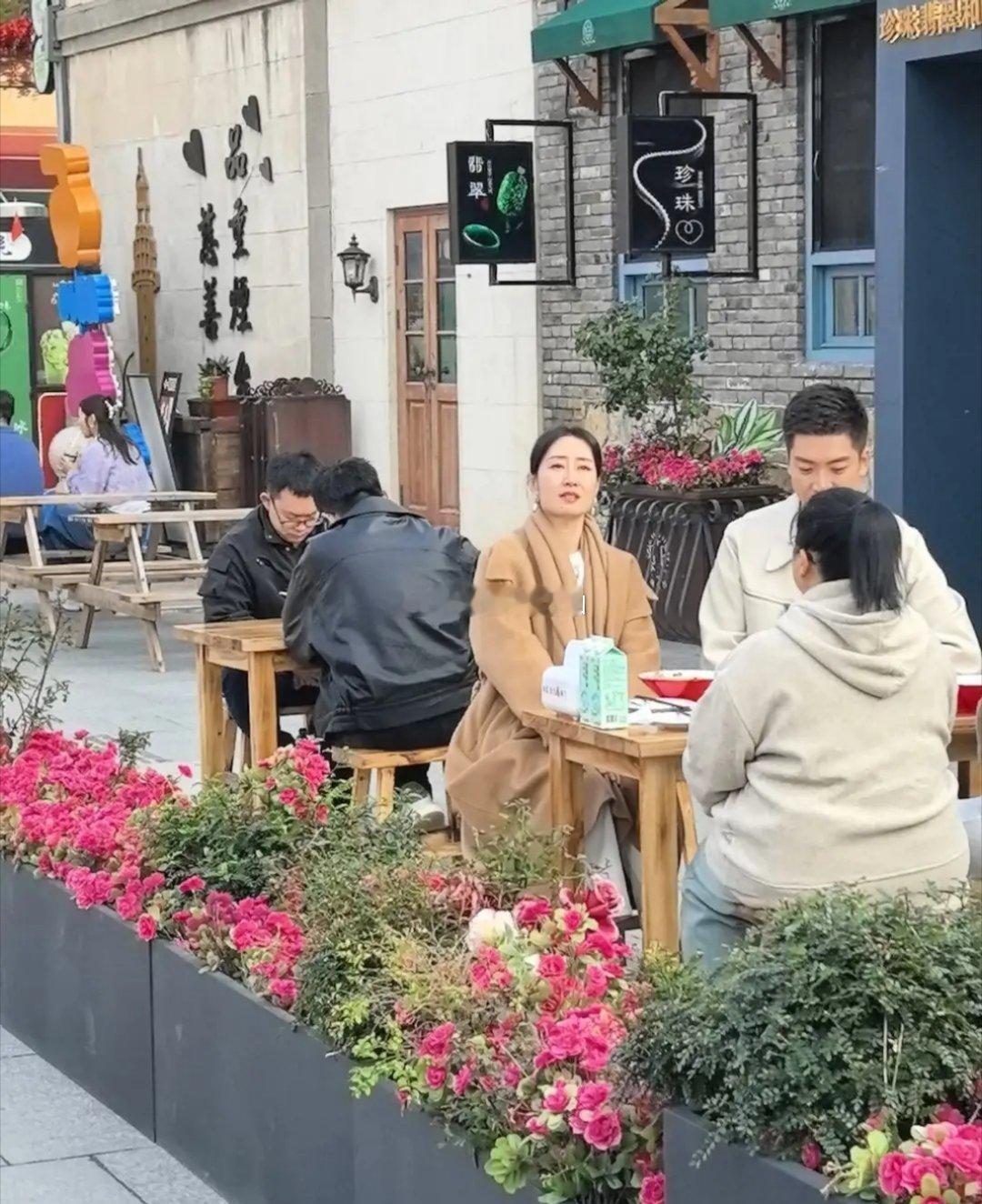 网友在山东烟台朝阳街偶遇刘敏涛，她本人又白又美，气质超好，50岁的状态简直绝了，