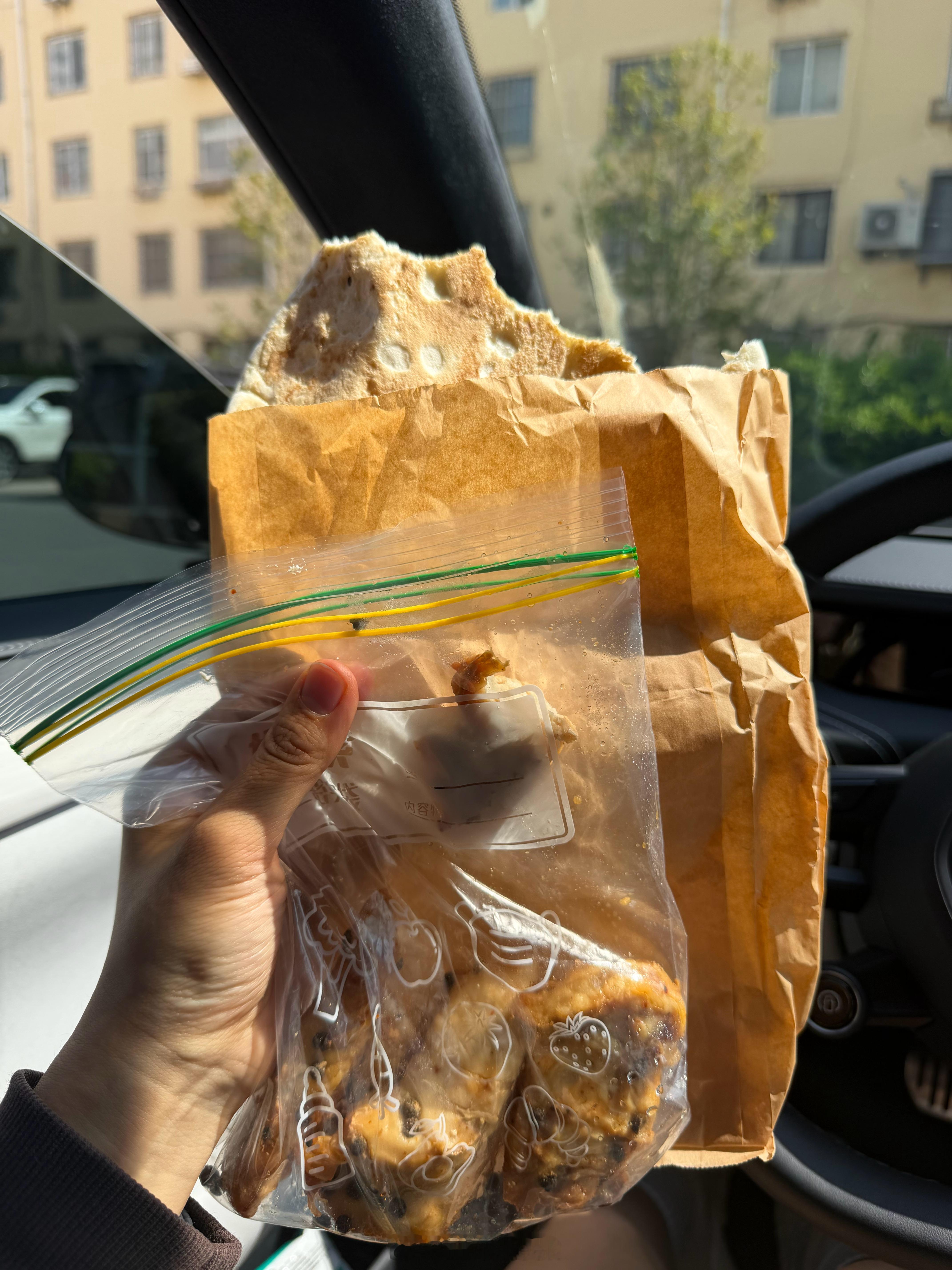 健身女的完美周六belike：刚结束两节午课然后急头白脸地啃个饼和鸡胸肉因为下午