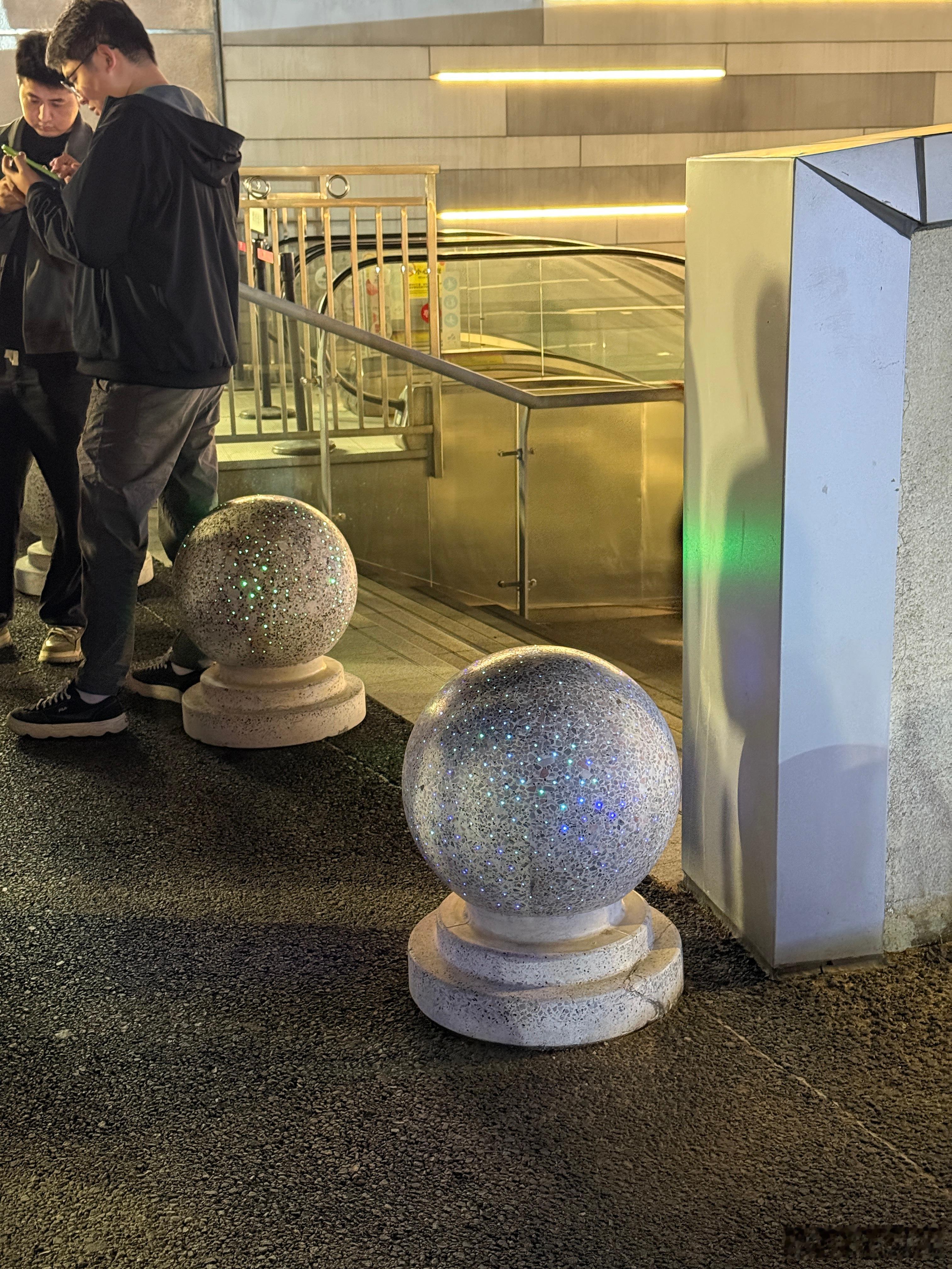 太卷了石墩子都得发光