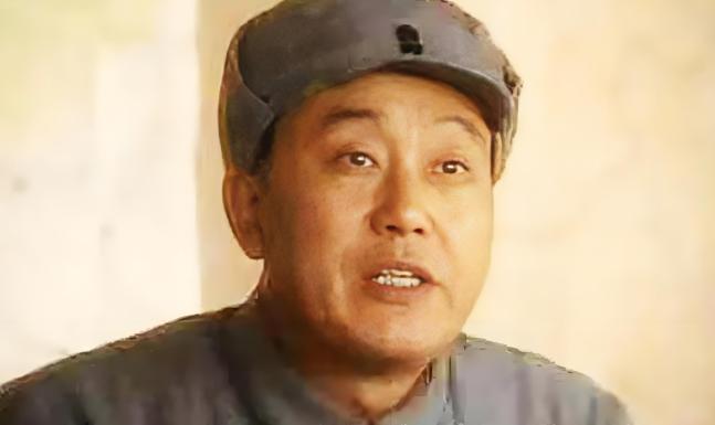 1948年，解放战争处于关键时刻，一位战功赫赫的军区参谋长却被押赴刑场，谁求情都