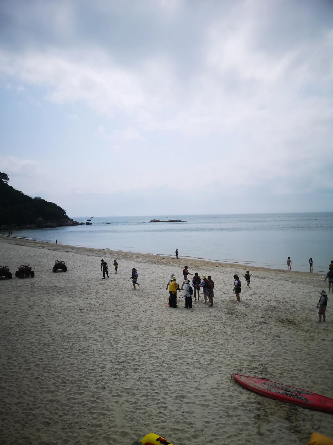这里的海边不仅海水干净，还可以下水游泳，可以露营，可以烧烤，可以赶海，可以冲浪，