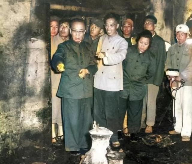 郭沫若先生被诟病，一是私生活，二是太早打开了一些陵墓（当时技术不发达）。最初他是